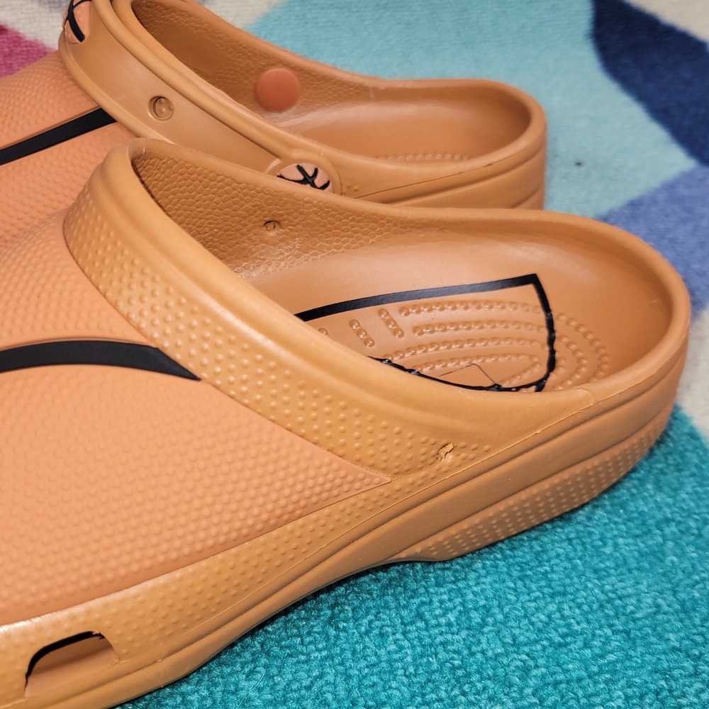 Crocs Classic Clog Basketball Orange Black Textured Sport Shoes Missing Strap - Picture 2 of 7